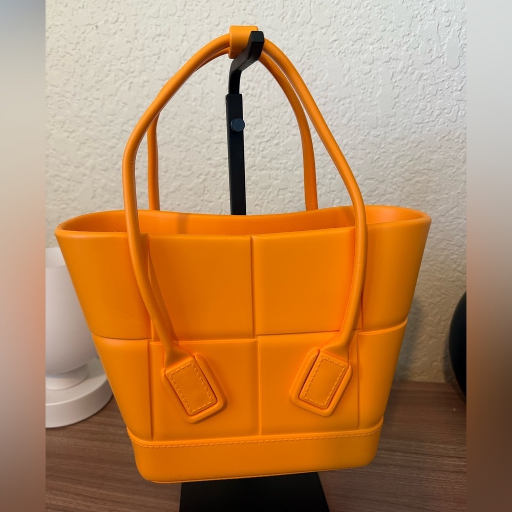 BOTTEGA VENETA
Rubber Maxi Intrecciato Mini
Arco Tangerine New - Picture 3 of 9